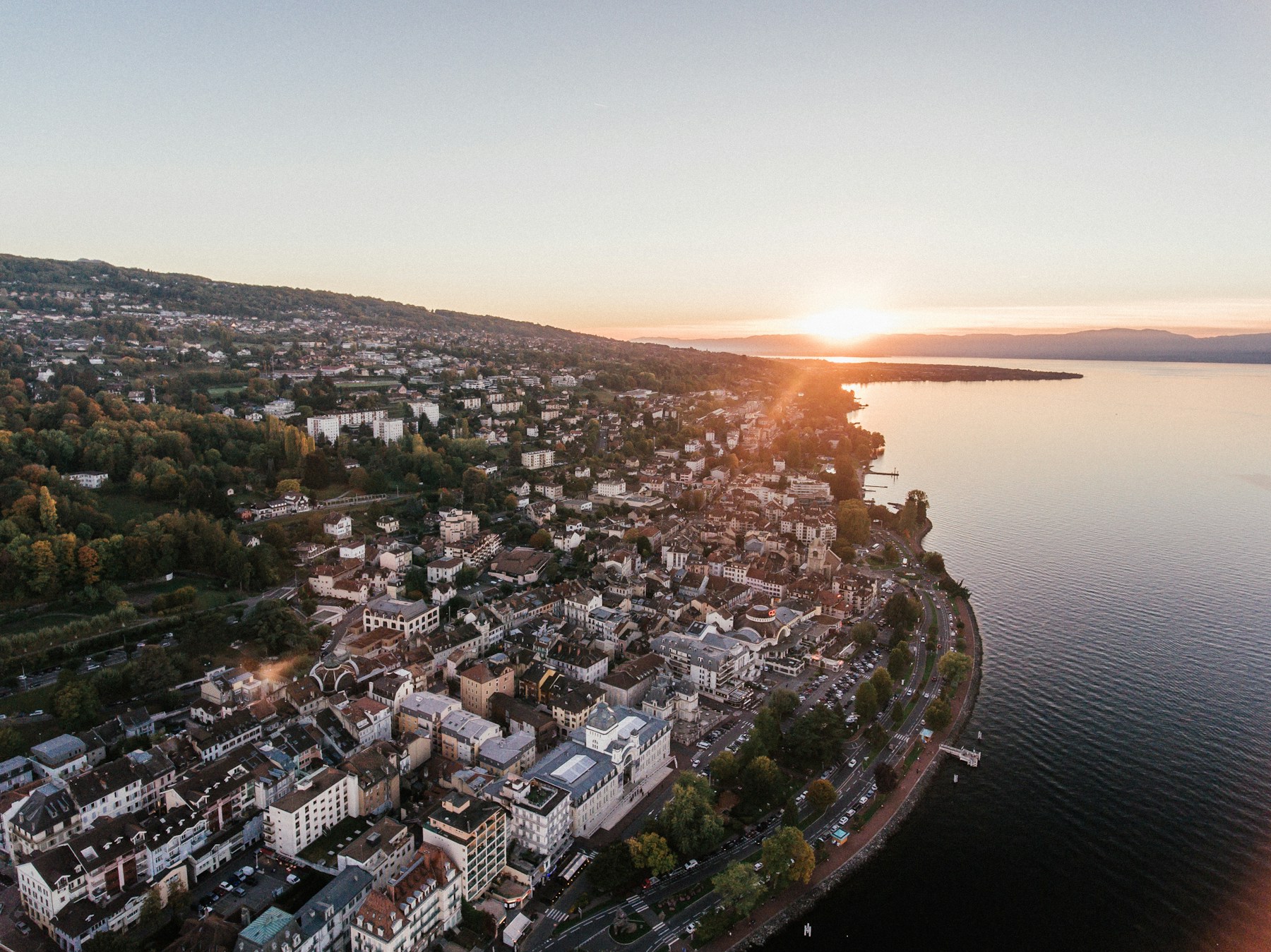 Front de lac d'Évian-les-Bains avec vue sur le Léman et les Alpes suisses