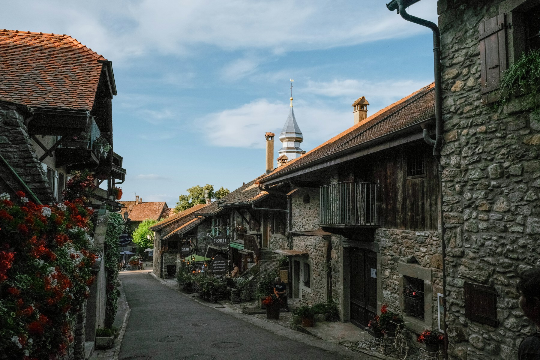 Vue du port médiéval et des maisons à colombages d'Yvoire au bord du Léman