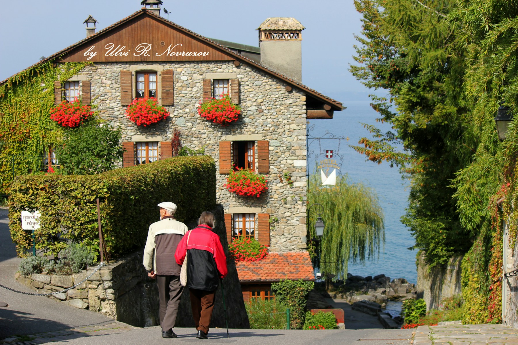 Ruelles fleuries du village médiéval d'Yvoire, maisons en pierre ancienne du XIVe siècle