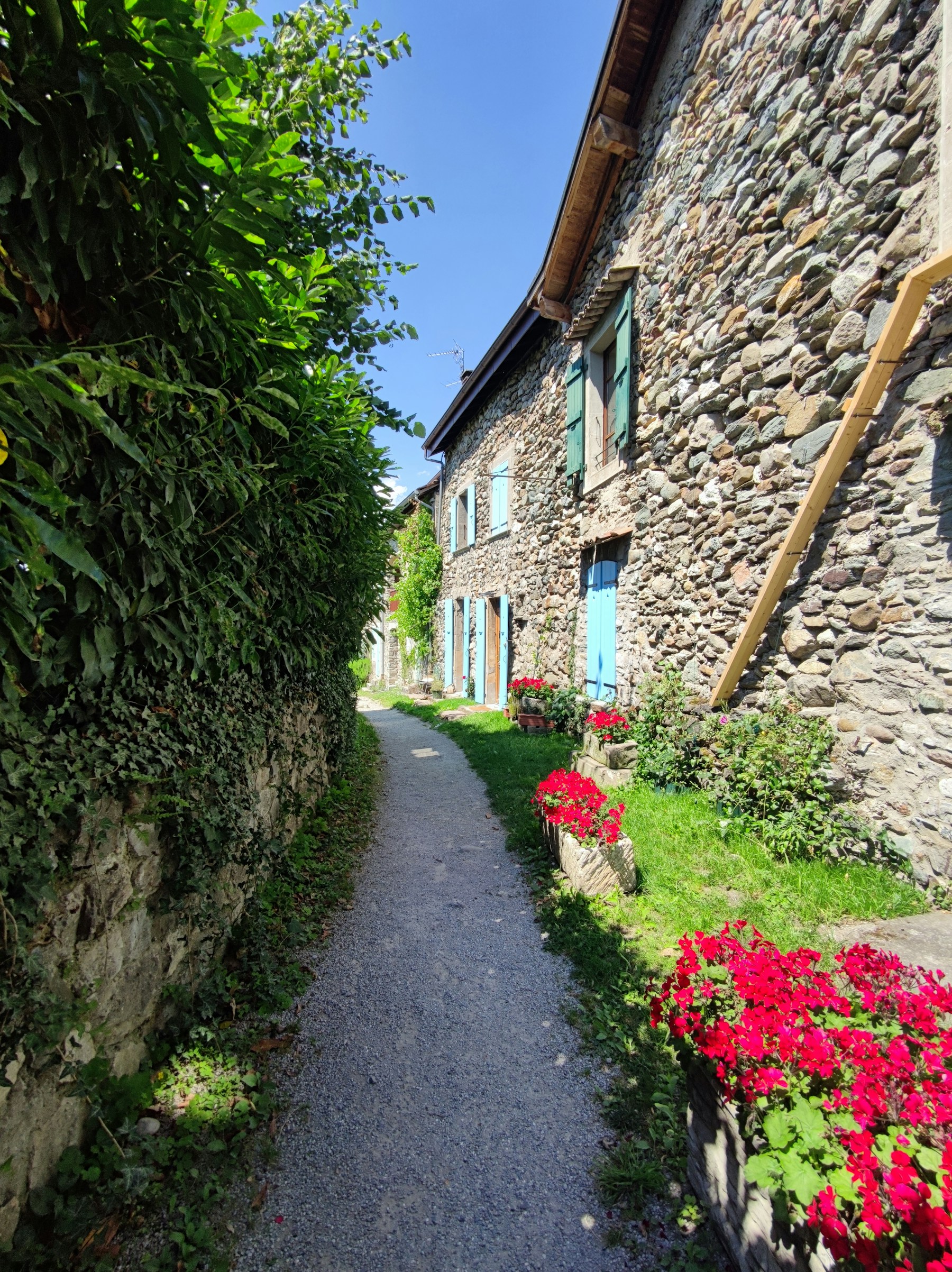 Vue rapprochée du château d'Yvoire et de ses jardins en bord de Léman
