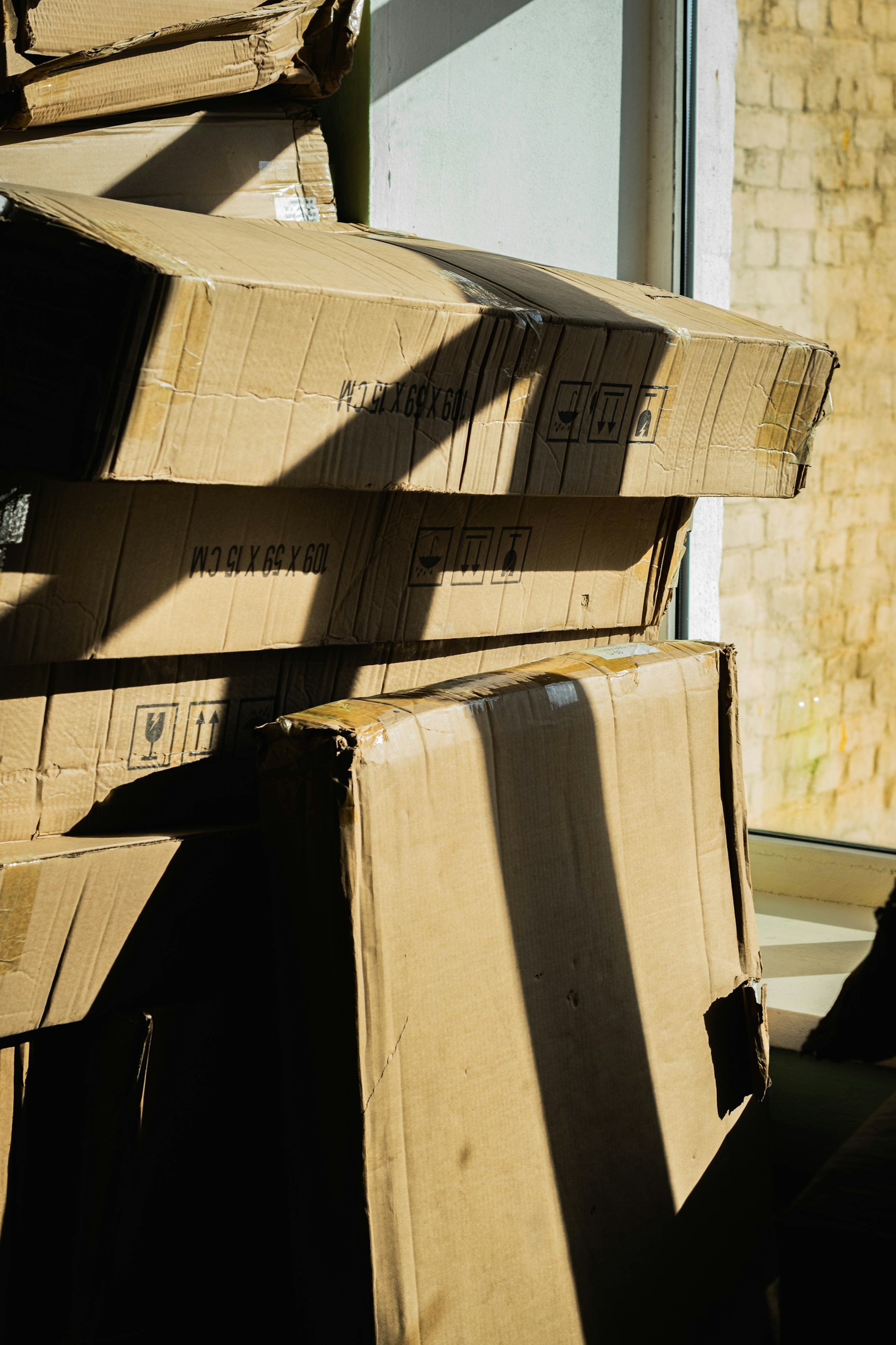 Cartons de déménagement prêts à être chargés